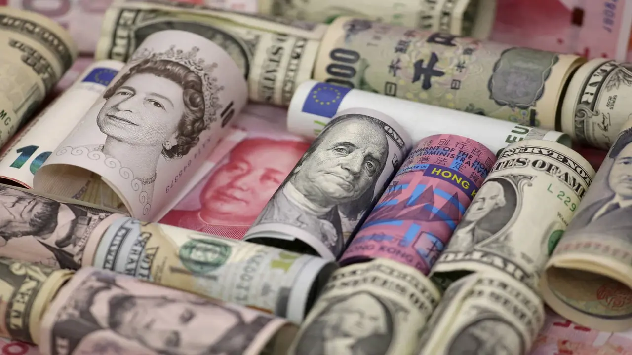 تذبذب مستمر.. أسعار الدولار والعملات الأجنبية مقابل الجنيه المصري في التعاملات الصباحية